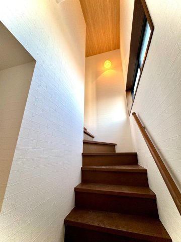越谷市弥十郎戸建て 階段