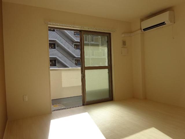 ユニヴァリィ　ルークス302号室 洋室