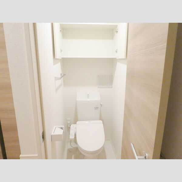 グラセフルⅢ302号室 温水洗浄暖房便座と収納棚