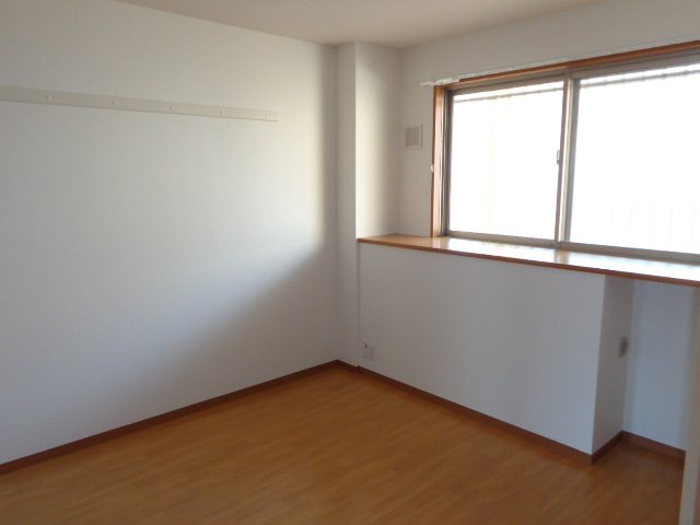 ＥＶＥＲ　ＳＨＩＮＥ　ＳＨＯＮＡＮ 洋室