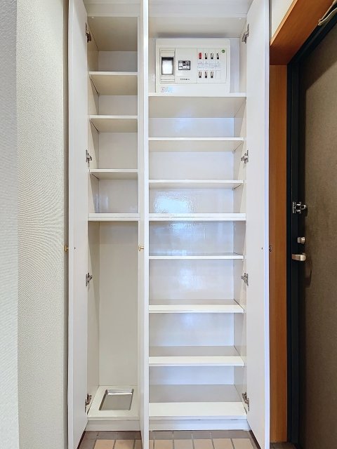 プレール月島リバージュ6階 靴入