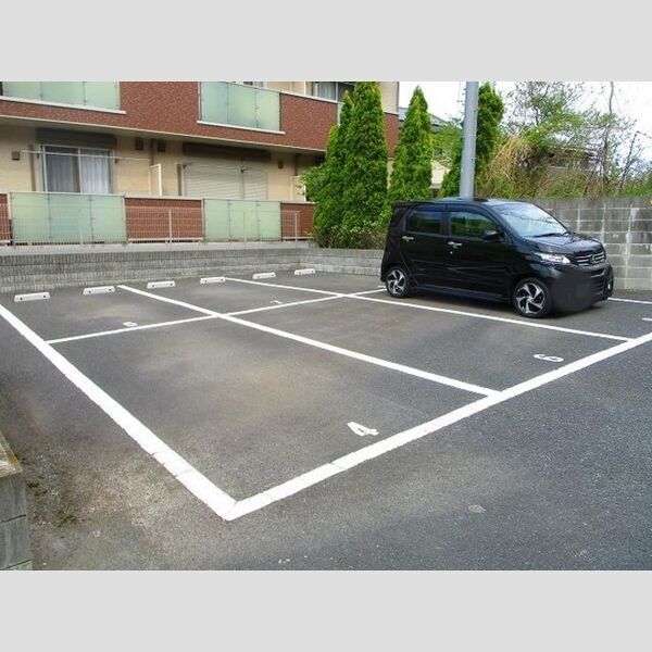 ガーデンヒルズ　C 駐車場