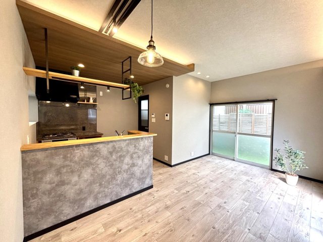 モダンカフェ Kitchen House羽村 まるでカフェ。デザインキッチンに間接照明のある暮らし