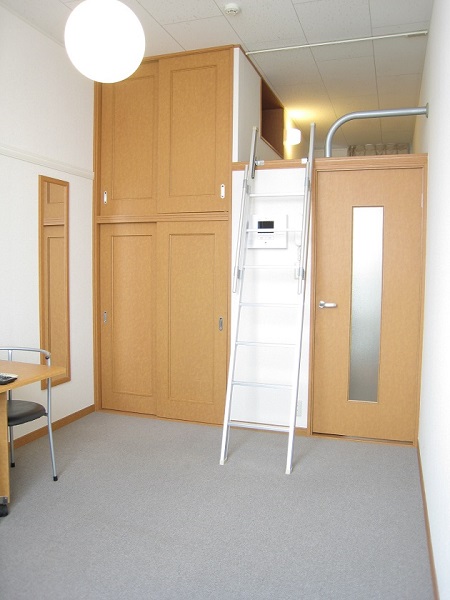 レオパレスグランドゥール ロフトのお部屋なので天井が高いです。