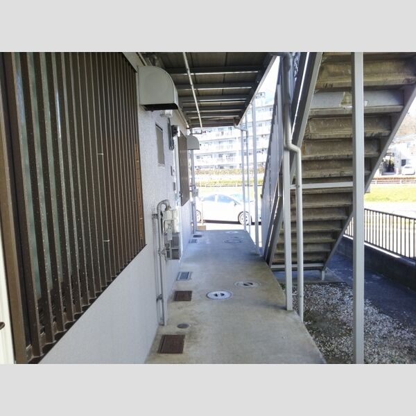 ハイメゾン桜ヶ丘 1階玄関前の共用廊下です。