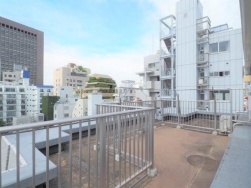 オープンレジデンシア南青山ウエストテラス 21.65平米のルーフバルコニー