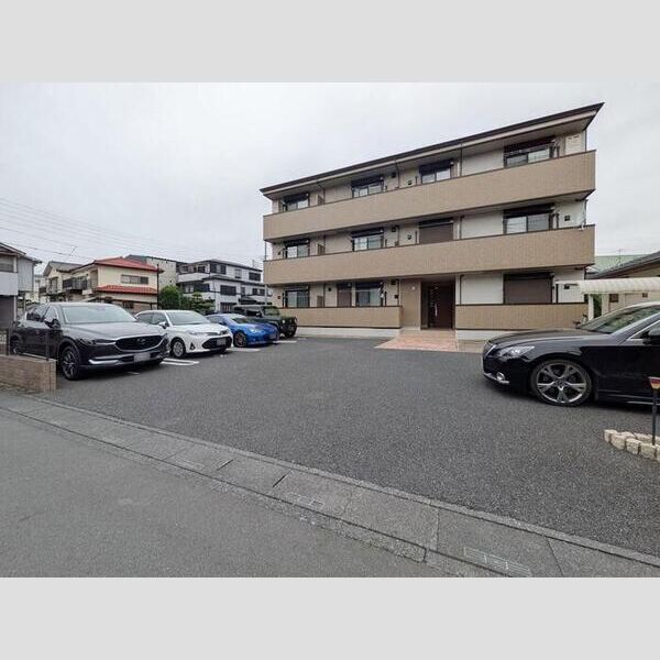 ラルーシェ 駐車場