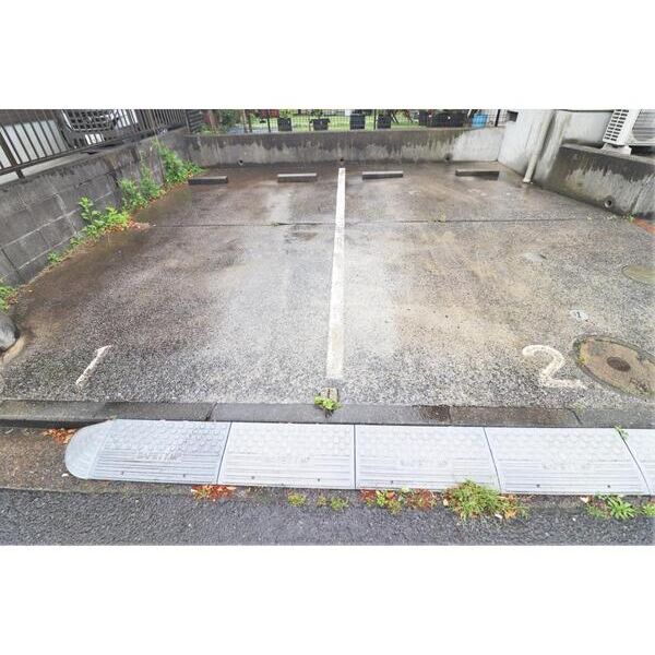 グローリー原宿B棟101号室 駐車場