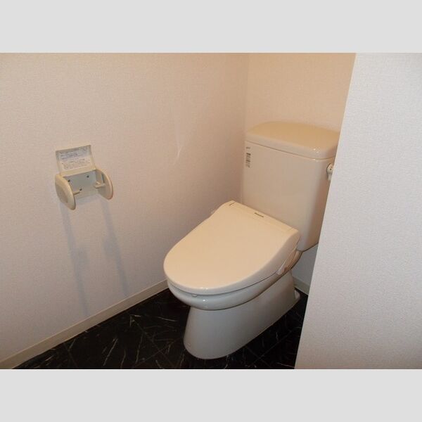 ジェイ・エス・ティ横浜東 温水洗浄暖房便座付トイレ