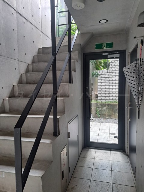 ＬＩＥＢＥ東中野0301号室 エントランス