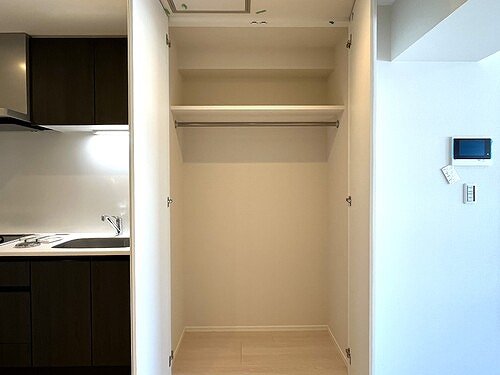 VIOR文京関口11階 キッチン横収納※同タイプ別部屋2025.11新築未入居時撮影