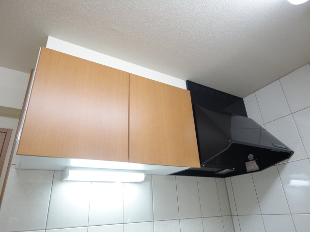 Ｌｅ　ｔｅｍｐｓ　ｈｅｕｒｅｕｘ　”Ｓ（ルタンウルーエス） キッチン上部