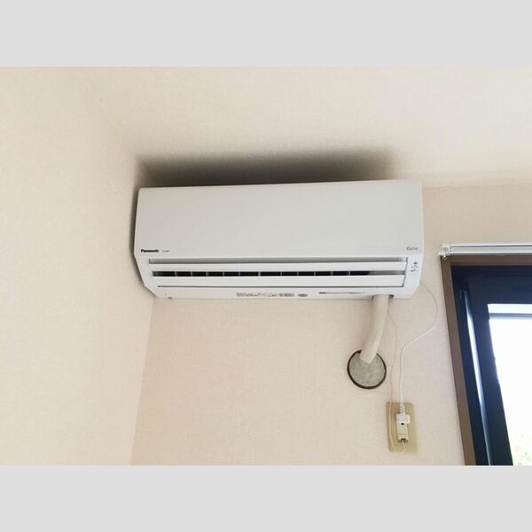 セジュール大島　ABA203号室 バルコニー側洋室のエアコンです。