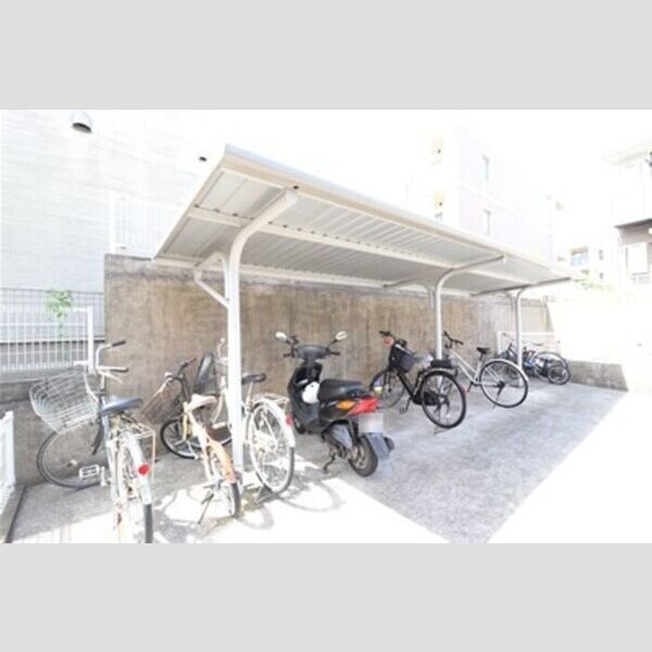 ロイヤルタウン泉　D 駐輪場