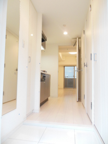 グランド・ガーラ新横浜South9階 玄関入ると人感センサー付きライトが照らしてくれます☆