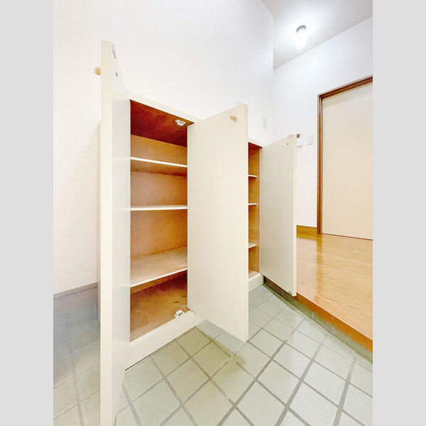 イーストグランドール　B202号室 玄関・シューズボックス