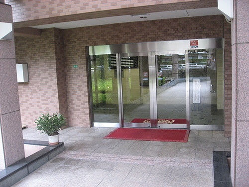 ライオンズマンション下総中山第３11階 エントランス外観　※2012年8月撮影