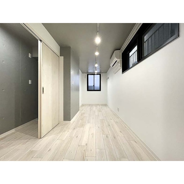 スタシア横浜鶴見001号室 白いフローリングの洋室