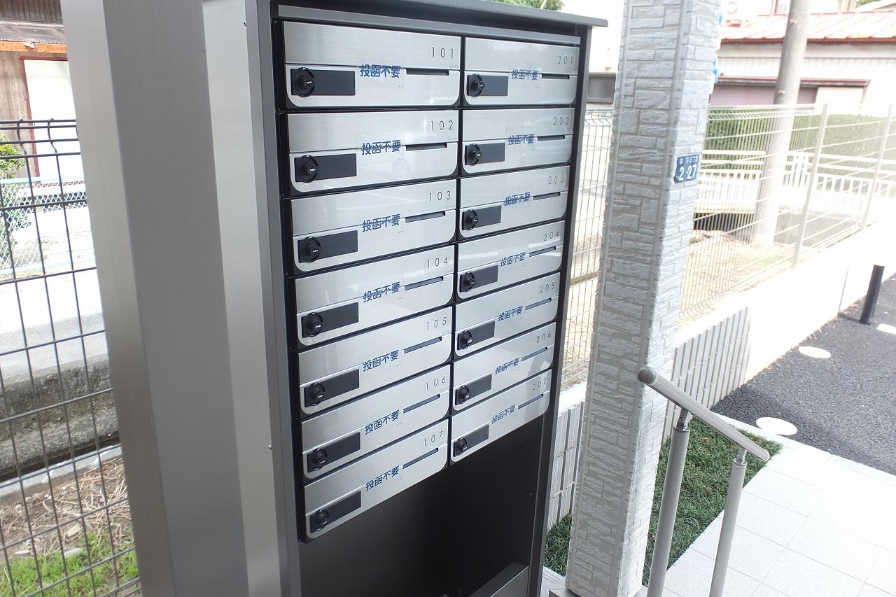 クレイノコンフォール205号室 各玄関のポストに加え集合ポストも御座います