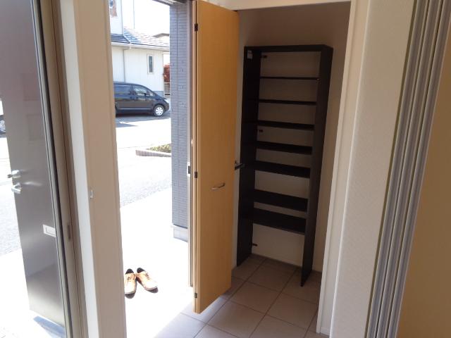 ヴェルジェ　コリーヌ（Ｖｅｒｇｅｒ　Ｃｏｌｌｉｎｅ） 玄関