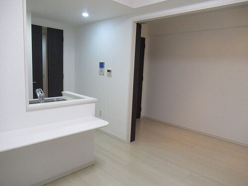 グローベル　ザ・スイート横浜プレミア リビングダイニン（別角度）