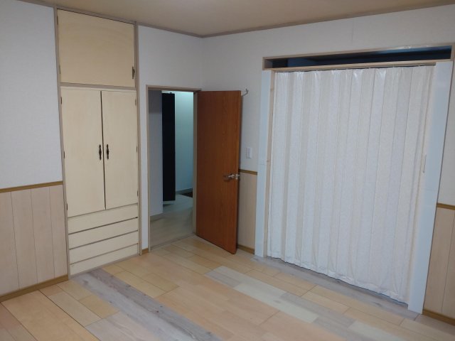 千葉市中央区仁戸名町一戸建て 2階洋室8帖、収納付き