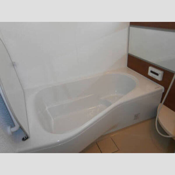 アプローズ・アイ 追焚つきの一坪バスルーム。洗面室には大きなドレッサーも。