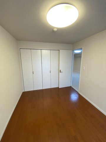 藤和中野坂上コープ604号室 朝日の差し込む部屋。寝室やテレワーク部屋として。