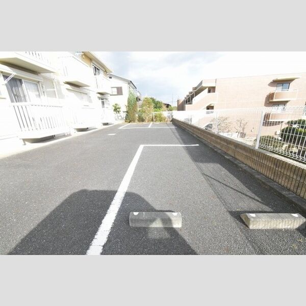 グランドソレイユ102号室 駐車場