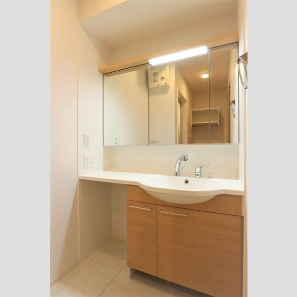 ホワイト・サラ 洗髪洗面化粧台