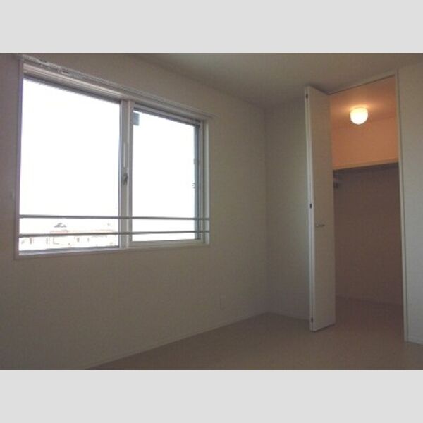 グランイーグルB301号室 ♪北側洋室のウォークインクローゼット♪