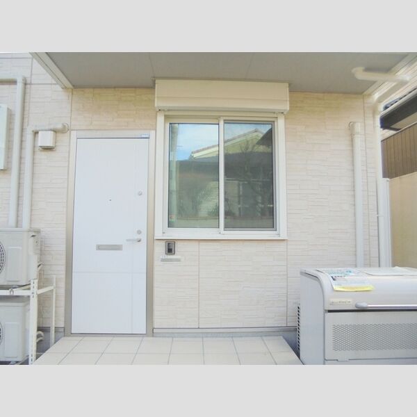 ラ ベレッツァ世田谷 103号室　玄関正面