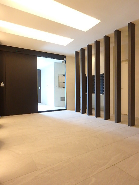 グランド・ガーラ白金高輪Ⅱ4階 優しい光に包まれたエントランス！