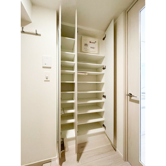 オーパスホームズ南行徳0312号室 靴箱