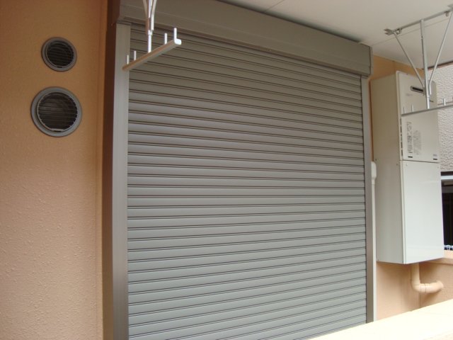 クレッセントコート102号室 シャッター（１階）