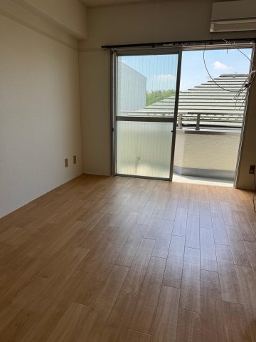 サンハイツ鈴木 全寝室フロアクッション貼り