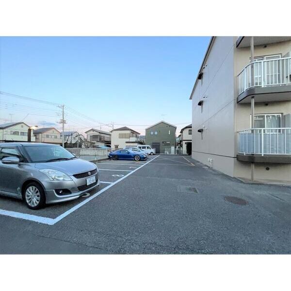 ローレルマンションMURATA 駐車場