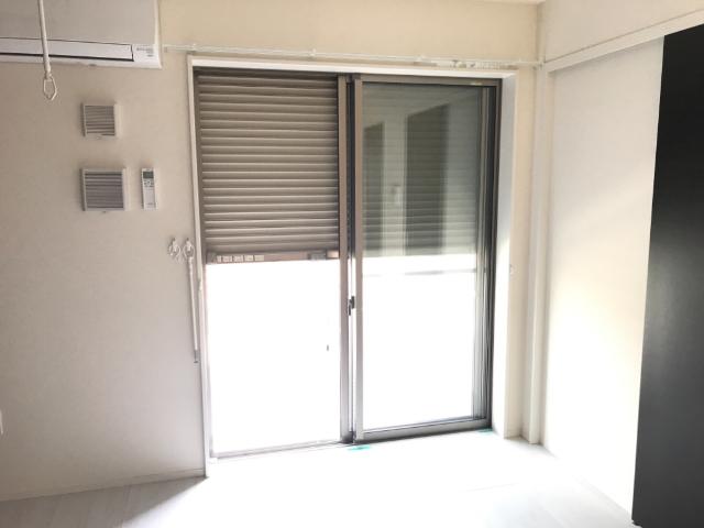 ルミエールドゥース105号室 窓シャッター