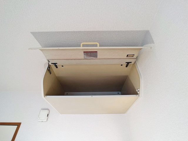 スカイコート都立大学2階 上部収納