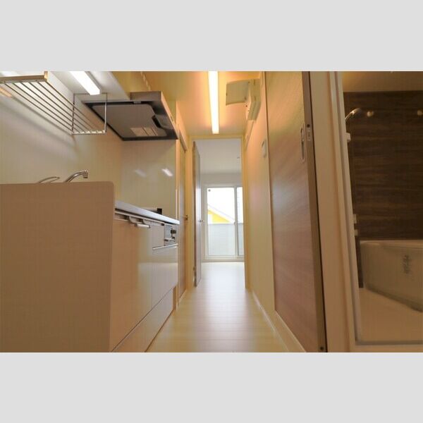 マ・メゾン鵠沼花沢　A 玄関より洋室方向