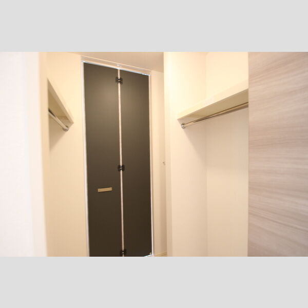 グラン　コンフォート101号室 ウォークスルータイプのクローゼット♪