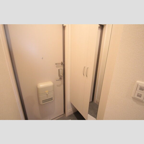 ルシオール　イコー107号室 ミラー付きのシューズボックス!