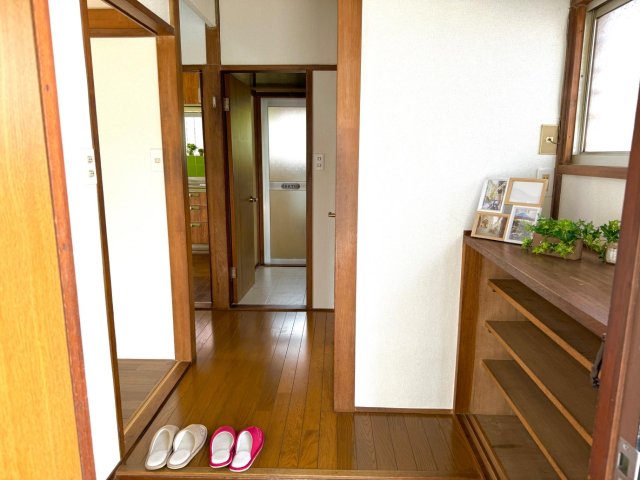 越谷市大杉戸建て 大きな下駄箱付きの玄関がお出迎えします