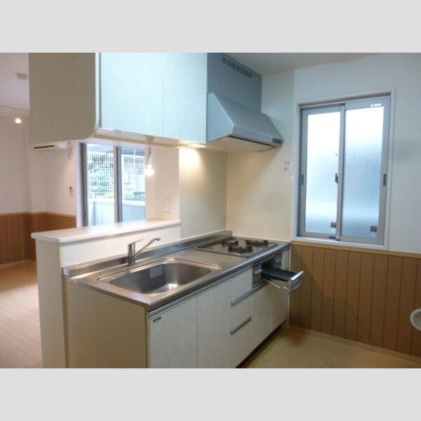 ロイヤルパレス市川101号室 対面式3口ガスコンロ付システムキッチン