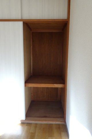 サン・クレスト小林 洋室１　収納　※現況優先