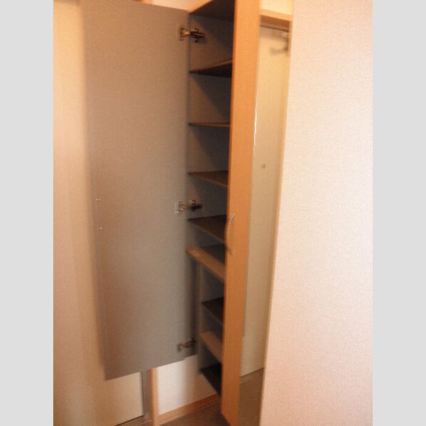 メゾンソレイユ201号室 玄関にはシューズボックス!