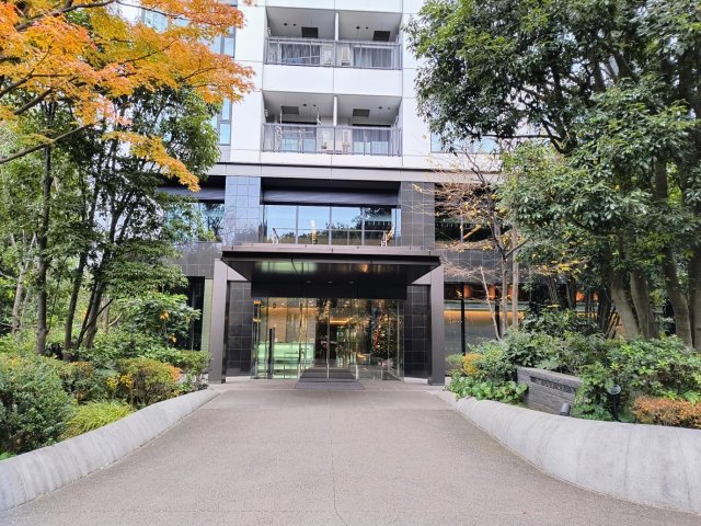 SKY FOREST RESIDENCE 緑の庭園抜けるアプローチ、季節を感じる