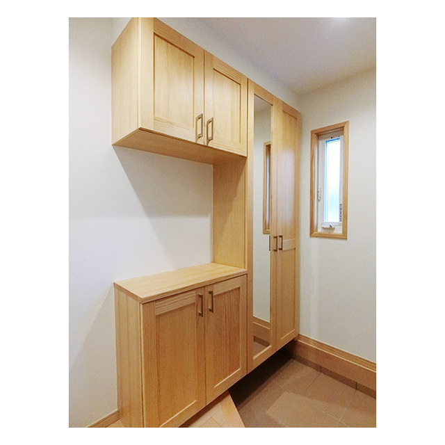 中野区江原町2丁目戸建て 玄関収納豊富。姿見付き