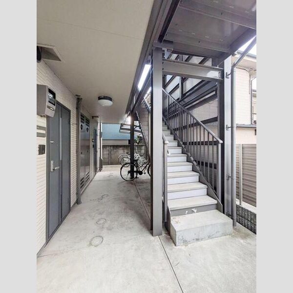 ハイムベルニナ302号室 階段