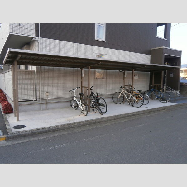 ドルチェヴィータ201号室 屋根付き駐輪場